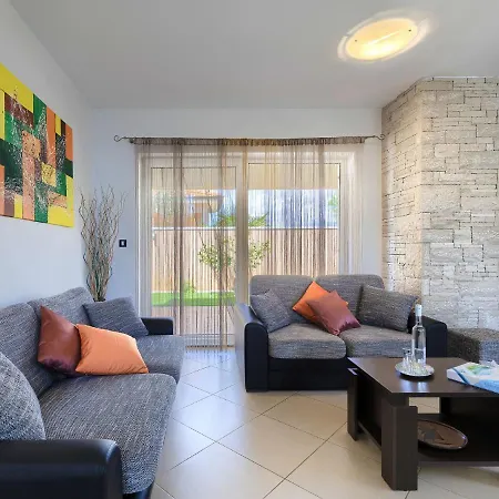 Zara By Interhome Pula